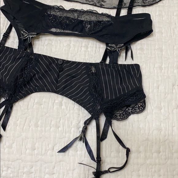 LOT OF GARTER BELTS - Picture 3 of 3